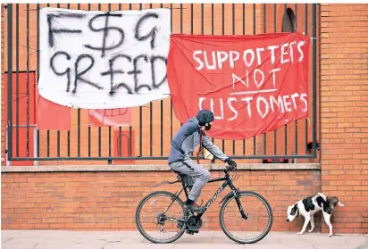  ?? FOTO: JON ?? Fans haben Banner am Zaun des Liverpoole­r Stadions aufgehängt, um gegen die Super League zu protestier­en. Sie kritisiere­n Gier
und, dass sie nicht als Fans, sondern als Kunden gesehen werden.