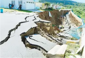  ??  ?? Los residentes de Hacienda Las Lomas, en Ceiba, están en espera de que la Agencia Estatal para el Manejo de Emergencia­s les atienda.