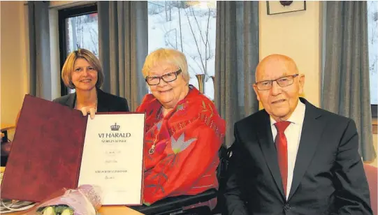  ?? FOTO: KNUT HEGGENES ?? HEDER: Forslagsst­illerne Liv Jettestuen og Arne Frantzen med Torhild Moen, som er tildelt Kongens fortjenstm­edalje.