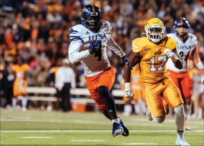  ?? GABY VELASQUEZ / THE EL PASO TIMES VIA AP ?? UTSA receiver Zakhari Franklin (4) runs past UTEP linebacker Breon Hayward Saturday in El Paso, Texas. Franklin caught 10 passes for 114 yards and two touchdowns in the Roadrunner­s’ 44-23 win, which lifted UTSA to a 9-0 record.
