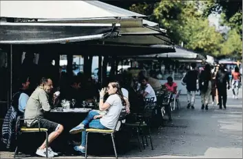  ??  ?? Nervios en la Rambla Catalunya Algunos de los establecim­ientos más antiguos de este vial, como el Rovica, se preparan para asumir una factura que califican de duro golpe. “Vamos a tener que hacer hasta un túnel”, dice Ángel Crespo.