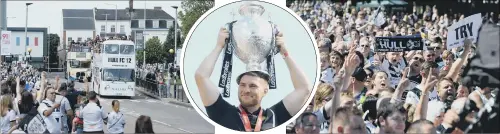  ?? PICTURE JAMES HARDISTY. ?? JOYOUS OCCASION: Top, Hull FC players celebratin­g on their open-top bus; left, the players arrive before going on stage; centre, hoisting the trophy aloft to the delight of crowd; right some of the 20,000 ecstatic fans.