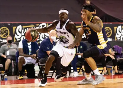  ?? RYAN MCCULLOUGH CANADIAN ELITE BASKETBALL LEAGUE FILE PHOTO ?? Niagara guard Emmanuel Owootoah battles against Edmonton in CEBL 2020 Summer Series action at Meridian Centre.