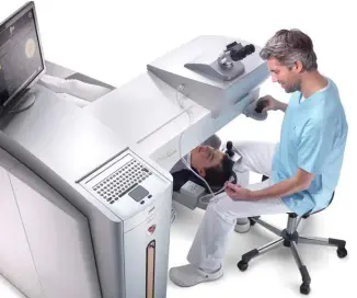  ??  ?? Mit dem Miniatur-joystick 812 kann der Behandler den Femtosekun­denlaser exakt am Auge des Patienten positionie­ren.
Bild: Wavelight/ Alcon