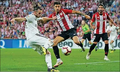  ??  ?? Gareth Bale van Real Madrid probeert op doel te schieten, maar een verdediger probeert zijn inzet te blokkeren. (Foto: Goal)