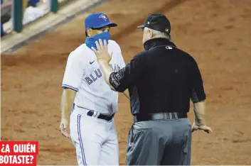  ?? AP ?? El dirigente boricua Charlie Montoyo le cuestiona al veterano árbitro Joe West a quién fue que botó de juego en la décima entrada del juego contra los Nationals. La respuesta del oficial sorprendió al piloto.