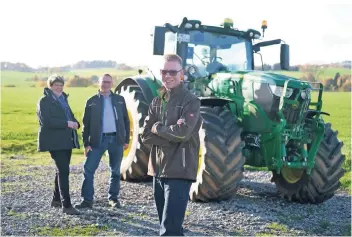  ?? RP-FOTO: ACHIM BLAZY ?? Die Landwirte Bernd und Beate Kneer mit Sohn Benedikt: Die Hofübernah­me in vielen Jahren ist jetzt bereits vorbereite­t.