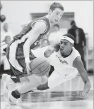  ?? Matt Freed/Post-Gazette ?? Fox Chapel’s Brian Papich grabs a loose ball against Gateway’s Daylon Harris Friday night.