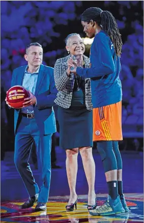  ?? SEAN D. ELLIOT/THE DAY ?? WNBA president Lisa Borders, center, honors Connecticu­t Sun center Jonquel Jones, right, with the Most Improved Player award before presenting Sun head coach Curt Miller, left, with the Coach of the Year and Executive of the Year awards prior to the...