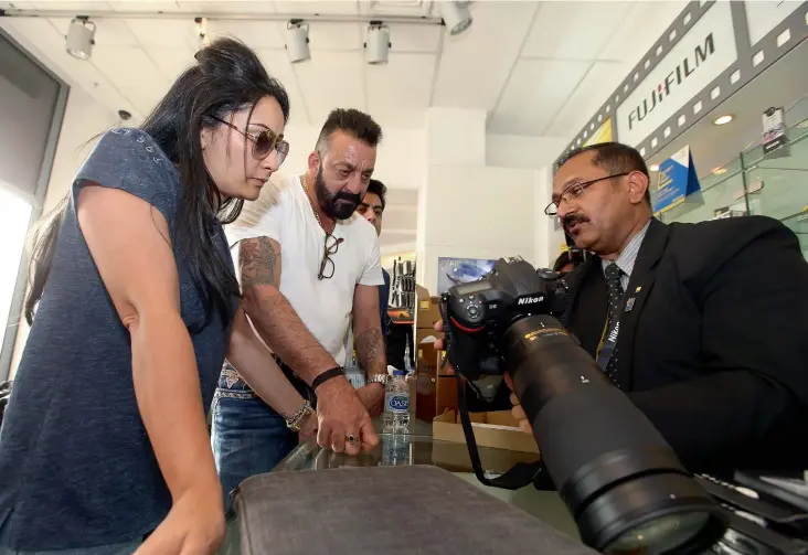  ??  ?? Sanjay Dutt and wife Manyata check out a new Nikon camera at the Grand Stores headquarte­rs, at Al Garhoud in Dubai