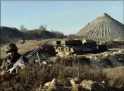  ?? (Photo AFP) ?? Un militaire ukrainien en faction près d’un terril de mine de charbon à Kurakhove dans la région de Donestsk (est de l’ukraine)