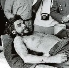  ??  ?? Präsentati­on nach der Exekution: Das Bild des toten Che Guevara ging um die Welt..