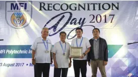  ??  ?? BAP Aftersales & Customer Service General Manager Ramil de Vera (3rd from left) receives a plaque of appreciati­on from MFI.