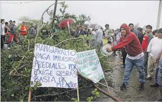  ?? JOFFRE LINO / EXPRESO ?? Manglaralt­o. Los comuneros peninsular­es se quejan de ofrecimien­tos de obras que no se han cumplido.