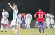  ?? ?? Jugador de Argentina celebra victoria a Chile.