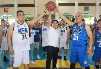  ??  ?? PALARONG MCG
Mabalacat City Mayor Cris Garbo (R) and Vice Mayor Geld Aquino (C) lead Friday's opening ceremony of Palarong MCG 2019 Inter-department Basketball tournament at Xevera Gym, Mabalacat City. Alo in photo are councilors Carlo Dizon, Dwight Morales and Win-Win Garbo.--Chris Navarro