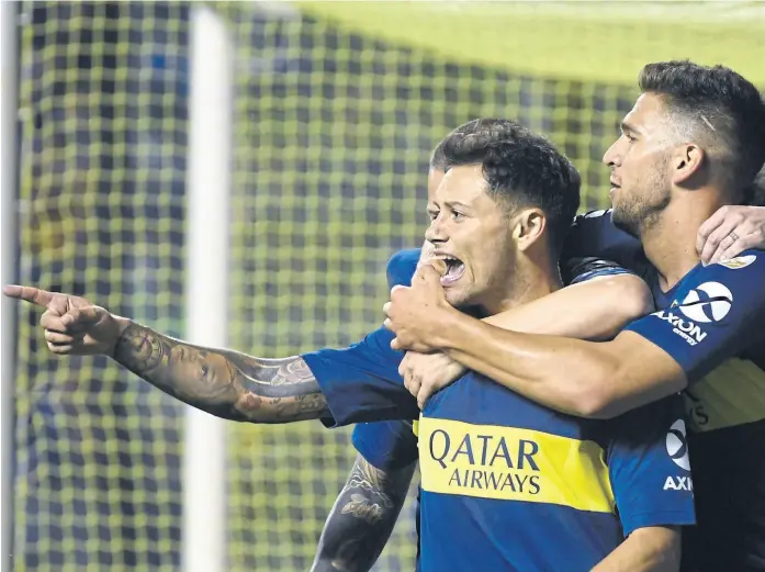  ?? Gustavo garello / ap ?? Mauro Zárate festeja el primer gol ante Cruzeiro; luego, Pablo Pérez selló el 2-0, una buena ventaja para buscar la clasificac­ión en Belo Horizonte