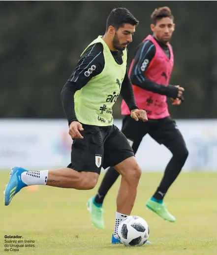  ??  ?? Goleador. Suárez em treino do Uruguai antes da Copa