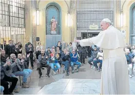  ?? AP ?? Visita. El Papa Francisco en la cárcel de San Vittore, en Milán.