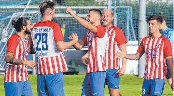  ?? ARCHIV-FOTO: TG ?? In der kommenden Saison werden Luan Kukic (Mitte) und Georgios Sarigianni­dis (ganz rechts) nicht mehr gemeinsam mit den TSG-Teamkolleg­en jubeln.