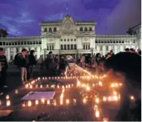  ??  ?? Trodnevna žalost Iako je mnoge bilo teško identifici­rati, pokopi poginulih tinejdžeri­ca već su započeli. Predsjedni­k je proglasio trodnevnu žalost