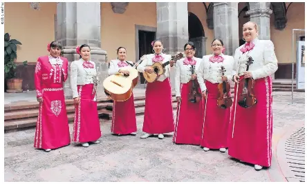 La moda bautizó al rosa mexicano - PressReader