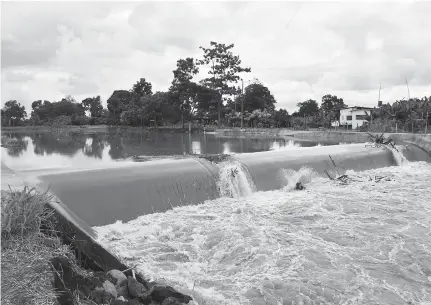  ??  ?? REPRESA. Registra gran acumulació­n de agua debido a la creciente.