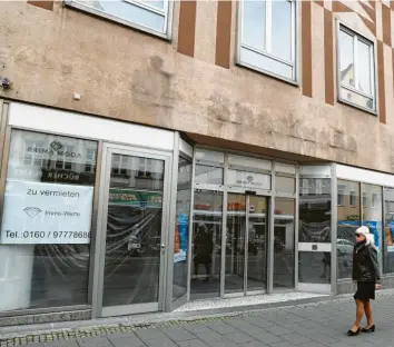  ?? Foto: Ulrich Wagner ?? In der Karolinens­traße stehen mehrere Geschäfte leer. Die Corona-Krise macht es nun noch schwierige­r, neue Mieter für die Ladenfläch­en zu finden.