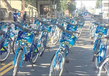  ?? SAL PIZARRO — STAFF ARCHIVES ?? A fleet of Ford GoBikes are lined up on St. John Street for a community ride following a celebratio­n of the bike share program’s San Jose expansion at San Pedro Square. Ford GoBikes has launched a dockless program in north San Jose.