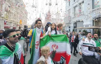  ?? MAURICIO MORENO/ADN ?? Los iraníes y los mexicanos se mezclan en las calles de Moscú, pero cada quien apoya a su equipo.