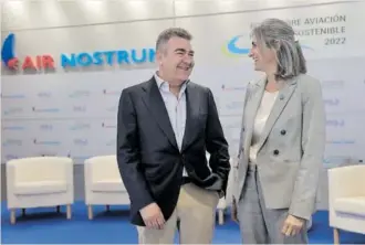  ?? EFE ?? Carlos Bertomeu, presidente de Air Nostrum, con la directora de ERA, Montserrat Barriga, en el foro de aviación sostenible celebrado ayer en Valencia.