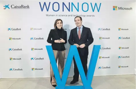  ??  ?? Pilar López, presidenta de Microsoft España, y Gonzalo Gortázar, consejero delegado de Caixabank