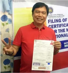  ?? -Contribute­d Photo ?? WANNABE MAYOR. Businessma­n Abundio Punsalan, Jr. shows a copy of the certificat­e of candidacy for mayor he filed at the local Commission on Elections.