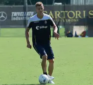  ?? (foto Hellas Verona) ?? Ballottagg­io Sopra Santiago Colombatto, durante l’ultima amichevole all’Antistadio. Sotto Pawel Dawidowicz, difensore centrale ma buone doti di impostazio­ne