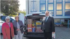  ?? FOTO: KIRCHENGEM­EINDE ?? Marianne Hermanutz, Ingrid Lemke vom Tafelladen und Patrik Braun von der Neuapostol­ischen Kirche bei der Übergabe der Lebensmitt­el-Spenden.