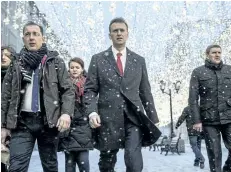  ?? EVGENY FELDMAN/THE ASSOCIATED PRESS ?? The Kremlin is looking into charging Russian opposition leader Alexei Navalny, centre, for calling for a boycott of the March election.