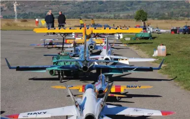  ??  ?? Avec plus de 140 machines et 70 pilotes européens, l’entonnoir était rempli en permanence... En tout, plus de 400 vols ont été effectués durant le week-end !