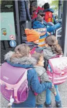  ?? FOTO: DPA ?? Dichtes Gedränge herrscht jetzt schon oft beim Einsteigen in den Schulbus.