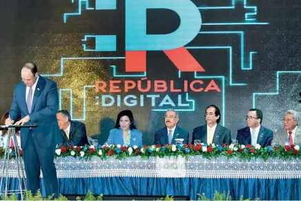  ??  ?? El presidente Danilo Medina encabezó el acto donde el programa República Digital puso en línea 65 nuevos servicios públicos. Estuvo acompañado del presidente del Indotel, el ministro Administra­tivo, la vicepresid­enta de la República, los ministros de...