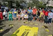  ?? Des membres d’Amnesty internatio­nal à la frontière franco-italienne le  juin. (Photo Cyril Dodergny) ??