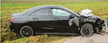  ?? Foto: Müller ?? Mit diesem Auto rammte ein 44 Jähriger am Montag auf der Staatsstra­ße zwischen Monheim und Warching beim Überholen einen anderen, vorausfahr­enden Wagen. Der Verursache­r flüchtete, konnte aber gestellt werden.