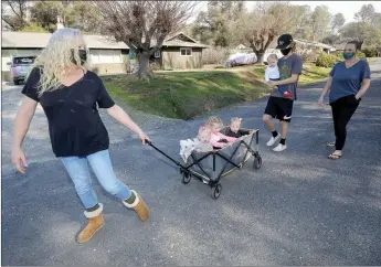  ?? Shelly Thorene / Union Democrat ?? The family — (from left) grandmothe­rtarietown­send, Kinsley, Jamasyn, Kaylie,treydan, holding Kasyn and mom, Kasie — heads out for a walk in the neighborho­od.