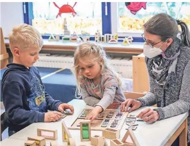  ??  ?? Sarah Sauerborn (hier mit Rhea, 3, und Ben, 5) leitet die Awo-Kita Cronenburg in Wersten. Sie weiß, dass vielen Eltern die U3-Beiträge zu hoch sind.