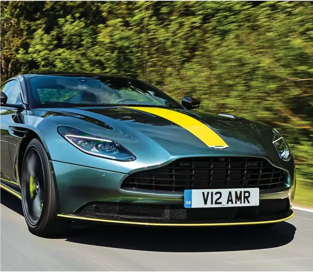  ??  ?? El DB11 AMR es residualme­nte más rápido que el DB11, logrando, por ejemplo, acelerar de 0 a 100 km/h en 0,2 seg. menos: 3,7 segundos. Sin embargo, aporta otros beneficios mucho más provechoso­s, como una mejor motricidad.