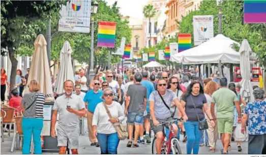  ?? VANESA LOBO ?? Una imagen de Larga, llena de público, y una de las calles incluida en el código postal con más renta.