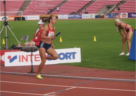  ?? FOTO: MIKAEL FINELL ?? GALANT TILL GULDET. Viivi Lehikoinen för HIFK till seger på 4x400 meter.