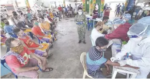  ?? / ALAN TANGCAWAN ?? GIKAN SA PALAWAN:
Mga 200 ka mananagat nga taga Olango, Dakbayan sa Lapu-Lapu nga gikan sa Palawan diin sila na-stranded, gisugat ni Mayor Junard "Ahong" Chan sa Sta. Rosa Wharf, diin sila gihiling sa City Health Department sa wa pa gidala sa isolation center sa Sabado, Hulyo 11, 2020.