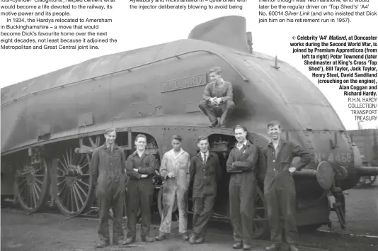  ?? R.H.N. HARDY COLLECTION/ TRANSPORT TREASURY ?? celebrity ‘a4’ Mallard, at Doncaster works during the Second world war, is joined by Premium apprentice­s (from left to right) Peter townend (later Shedmaster at king’s cross ‘top Shed’), Bill taylor, Jack taylor, Henry Steel, David Sandiland (crouching...