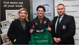  ??  ?? Arlene Regan and Chris Davies present Cillian McCabe with his jersey