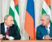  ?? FOTO: ALEXEI DRUZHININ/AP ?? Vladimir Putin och Abchaziens ledare Raul Chadzjimba under en presskonfe­rens i staden Pitsunda i tisdags.